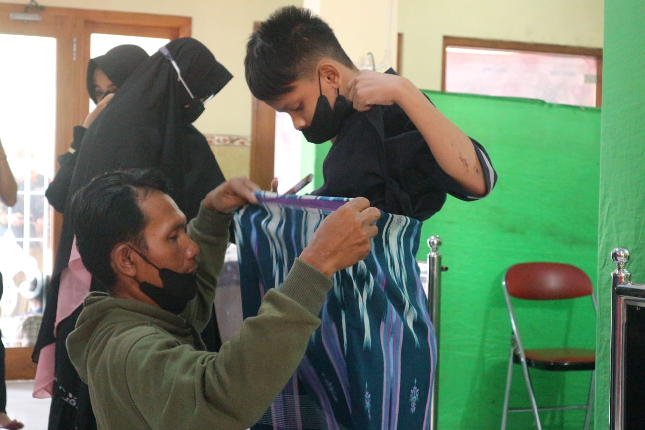 58 Anak Trenggalek Beranikan Khitan Berkah Bersama Baitul Maal Hidayatullah 1 Salah satu anak peserta khitan berkah yang selesai dikhitan