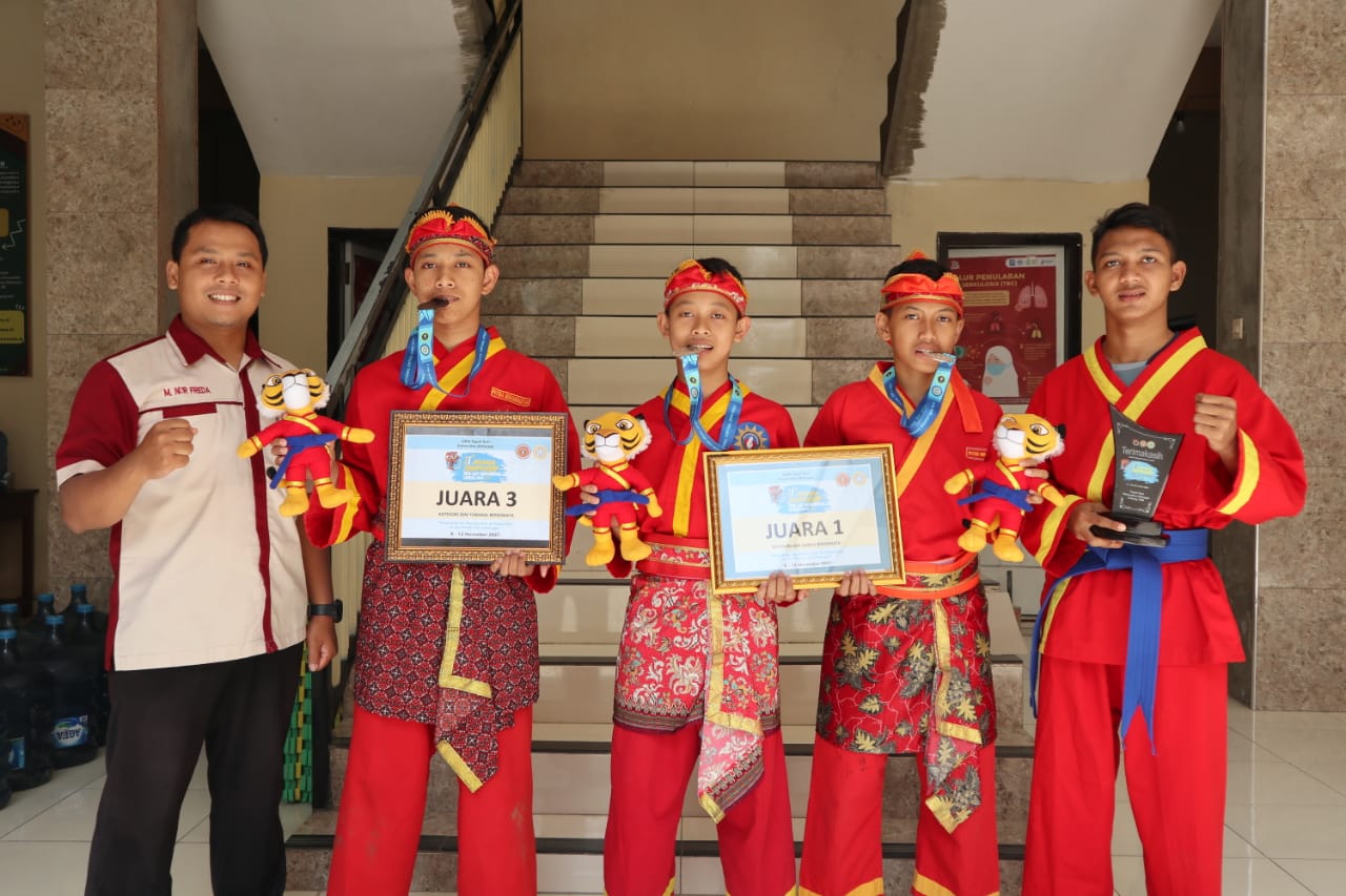 Para Pemuda Trenggalek Berprestasi Sepanjang Tahun 2021 4 Alif, Aliyasa, dan Ilham, atlet pencak silat muda asal Trenggalek, yang berprestasi di tingkat internasional