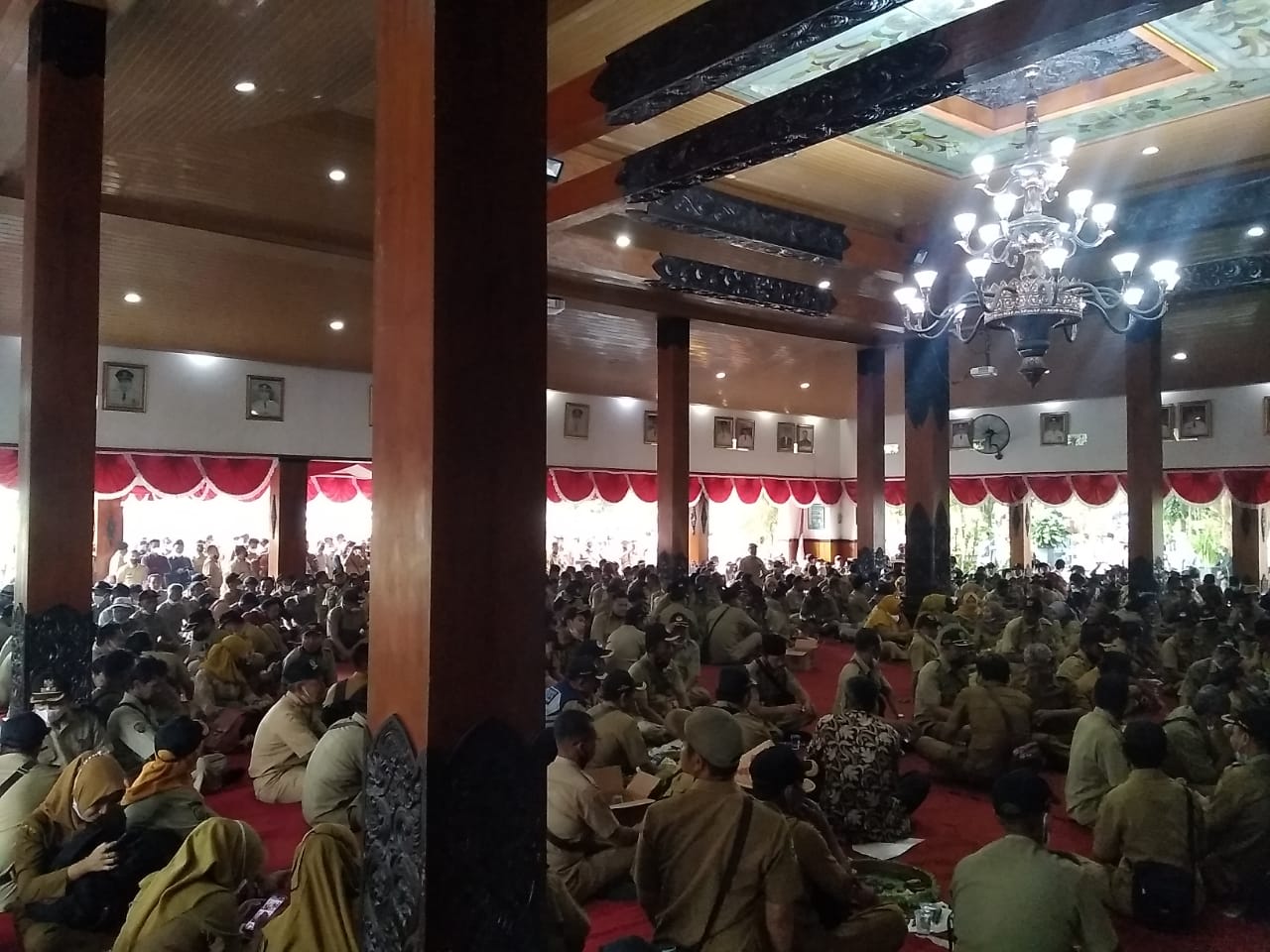 Ribuan Massa Aksi Tolak Perpres 104 Tahun 2021 Duduki Pendapa Trenggalek, Bupati Angkat Suara 1 Ribuan massa aksi tolak Perpres 2021 duduki Pendapa Manggala Praja Nugraha Trenggalek