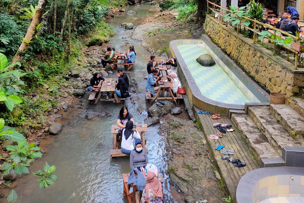 Sensasi Nongkrong di Kebon Salak, Cafe Shop yang Diinisiasi Pemuda Desa Gemaharjo, Watulimo, Trenggalek 1 Tempat nongkrong di tengah sungai Cafe Kebon Salak
