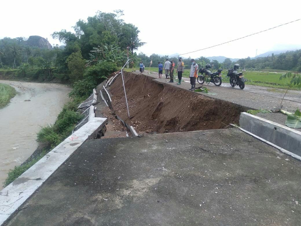 Akibat Banjir, Tanggul Penahan Jalan di Kecamatan Suruh Trenggalek Ambrol 1 Banjir membuat tanggul penahan jalan di Kecamatan Suruh ambrol