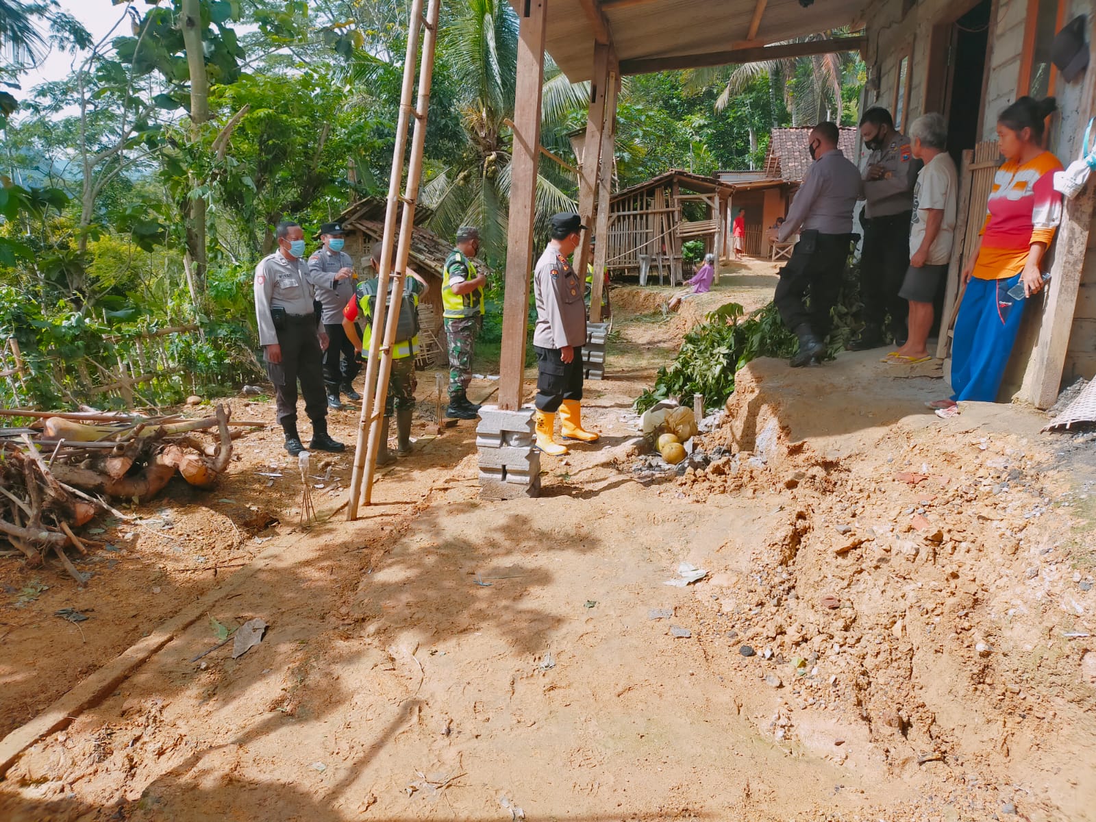 Empat Rumah Rusak Akibat Tanah Gerak di Kecamatan Suruh Trenggalek 1 Rumah milik warga Desa Gamping, Kecamatan Suruh, Trenggalek, yang rusak ringan akibat tanah gerak