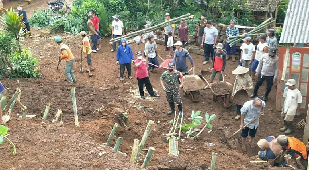 Tanah Longsor Menjebol Rumah Warga Kecamatan Pule Trenggalek