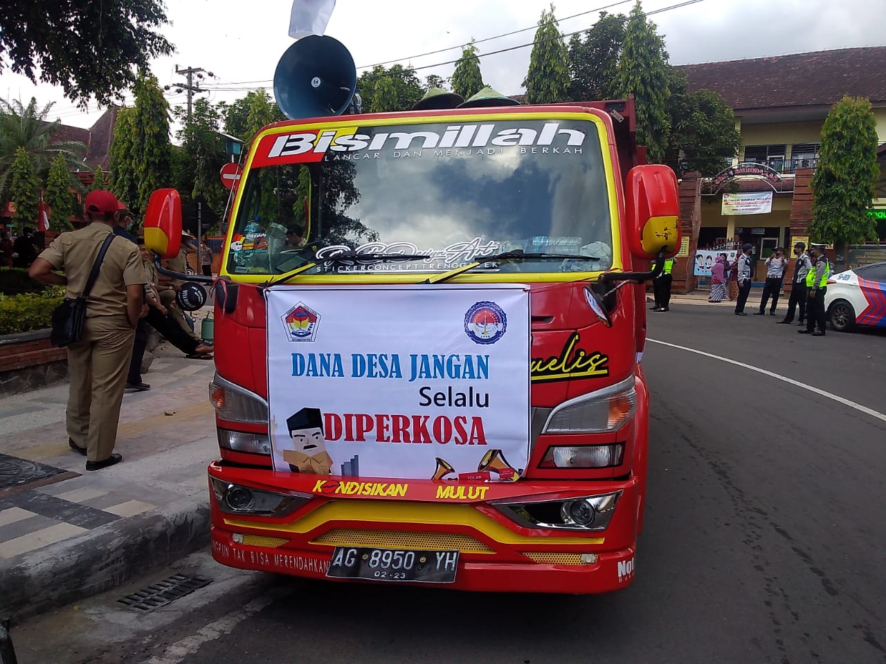 Ribuan Massa Aksi Tolak Perpres 104 Tahun 2021 Duduki Pendapa Trenggalek, Bupati Angkat Suara 2 Poster massa aksi pemerintah desa Trenggalek tolak Perpres 140 tahun 2021
