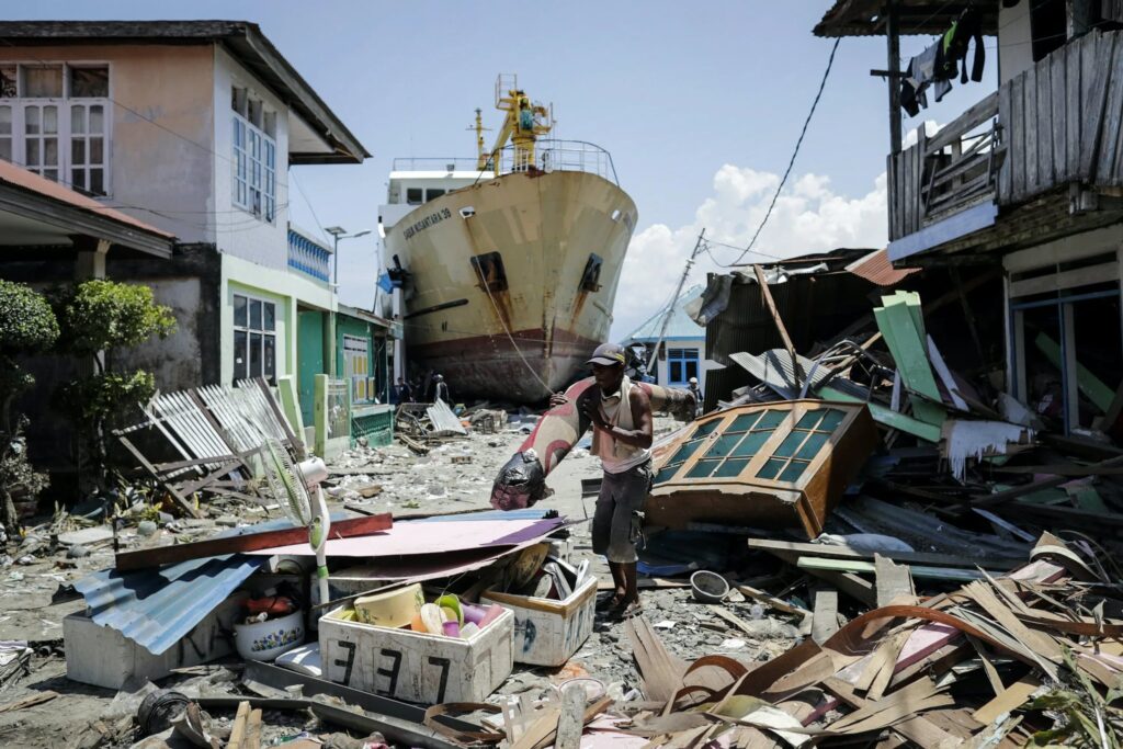 Mengenang Bencana Kemanusiaan Terbesar, Tsunami Aceh 26 Desember 2004 1 Kapal yang terseret ke daratan akibat tsunami Aceh