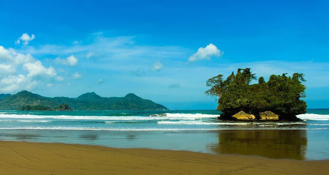 Wisata Pantai Trenggalek Instagramable, Recommended untuk Foto Bersama Pasangan 7 Menikmati Kesejukan Akhir Tahun 2021 di Destinasi Wisata Pantai Pelang Trenggalek