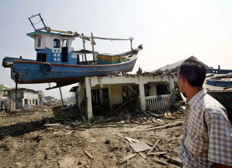 Mengenang Bencana Kemanusiaan Terbesar, Tsunami Aceh 26 Desember 2004 3 Perahu yang terseret ke daratan akibat tsunami Aceh 2004