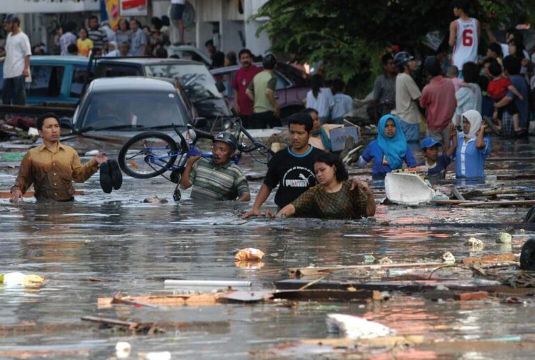Mengenang Bencana Kemanusiaan Terbesar, Tsunami Aceh 26 Desember 2004 2 Warga yang menyelamatkan diri dari tsunami Aceh 2004