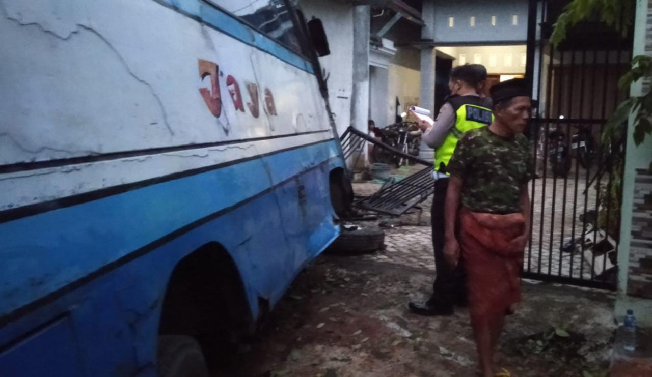 Bus Jaya Oleng Tabrak Rumah Warga Trenggalek, Para Penumpang Alami Luka 1 Bus Jaya yang menabrak rumah warga Trenggalek