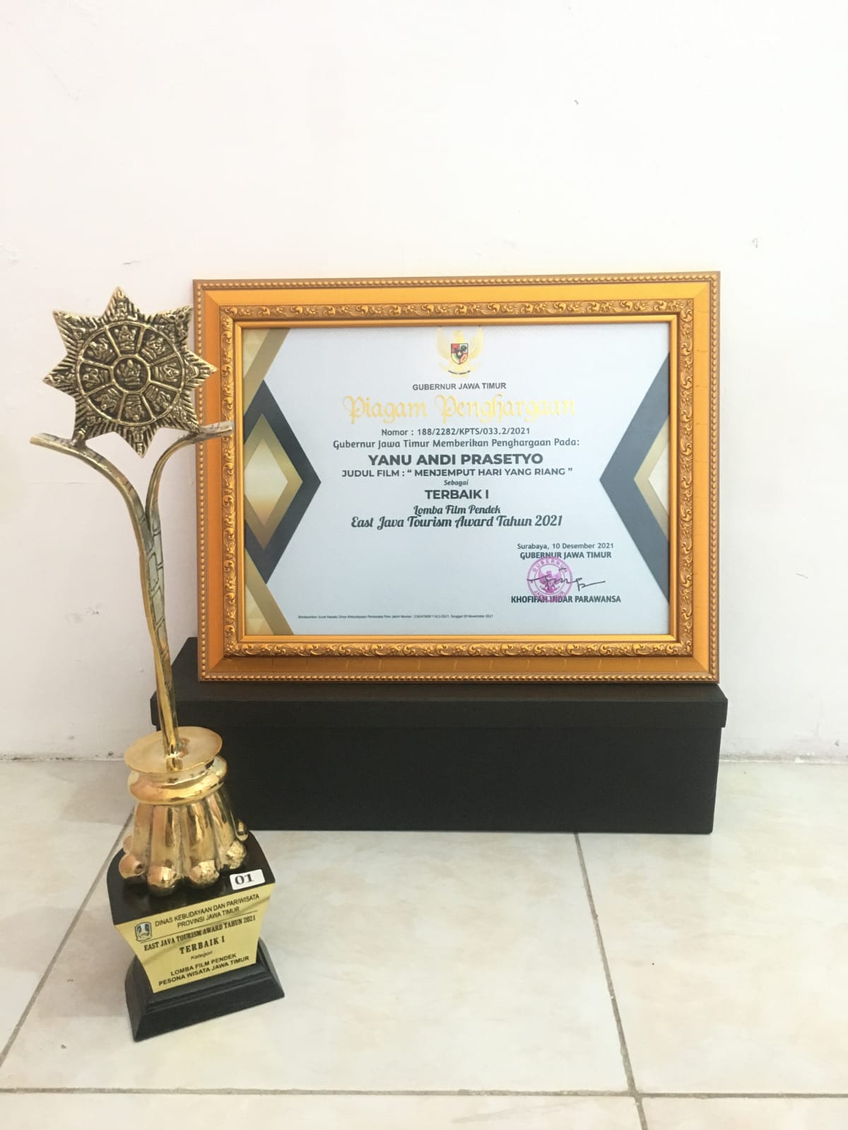 Pemuda Trenggalek Raih Juara 1 Lomba Film Pendek Pesona Wisata Jawa Timur 1 Tropi dan sertifikat juara 1 Lomba Film Pendek Pesona Wisata Jawa Timur