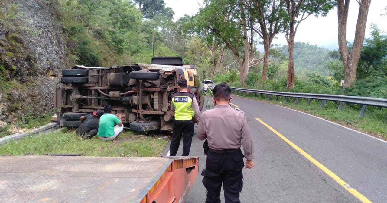Tak Bisa Kendalikan Laju Kendaraan, Truk Warga Gandusari Trenggalek Ambruk 1 Truk warga Gandusari Trenggalek ambruk di Jalan Raya Karangan - Panggul