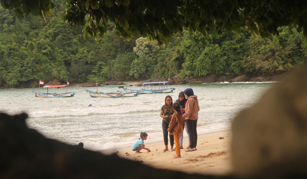 Wisata Pantai Pasir Putih Trenggalek Masih Menjadi Primadona bagi Wisatawan 1 Satu keluarga sedang bermain ke Pantai Pasir Putih Trenggalek