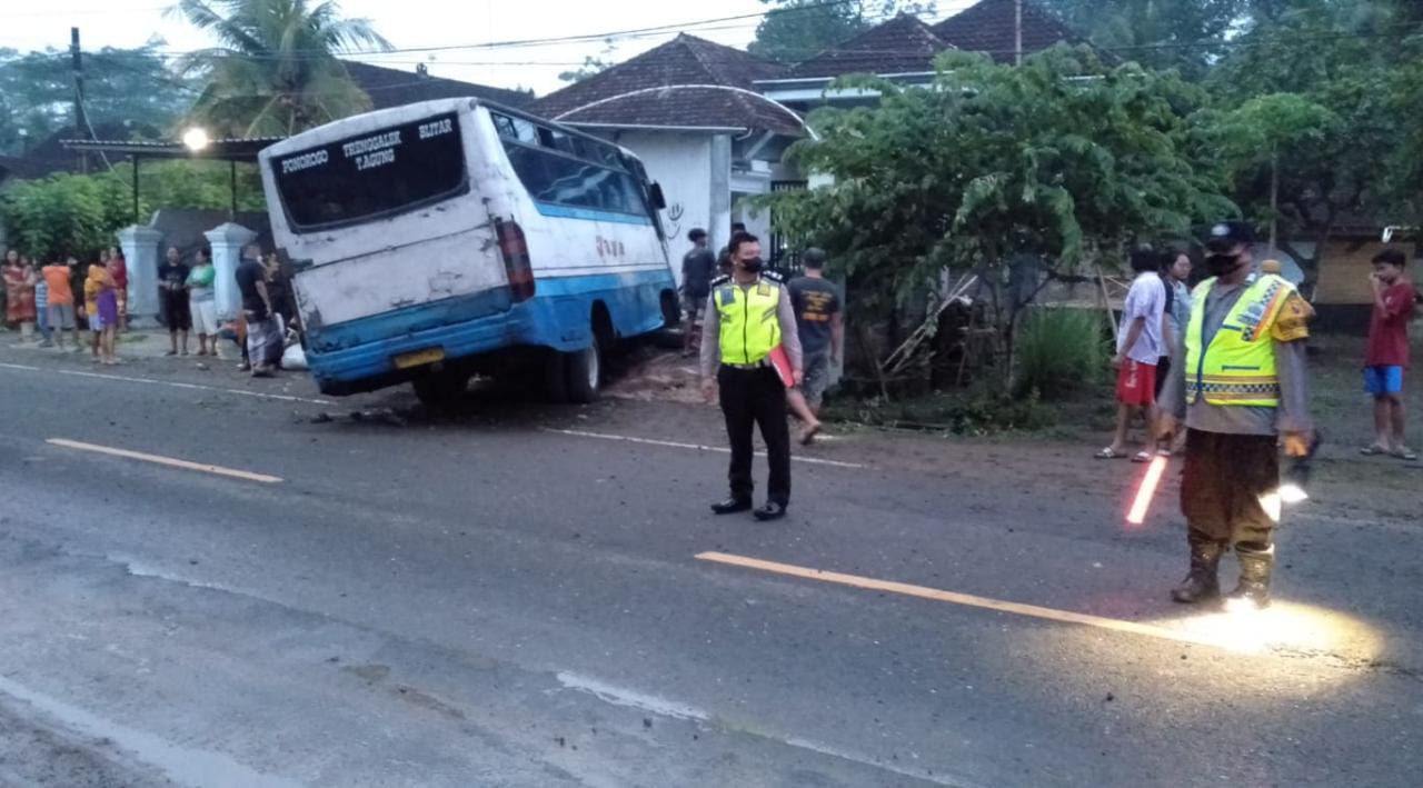 Bus Jaya Oleng Tabrak Rumah Warga Trenggalek, Para Penumpang Luka-Luka