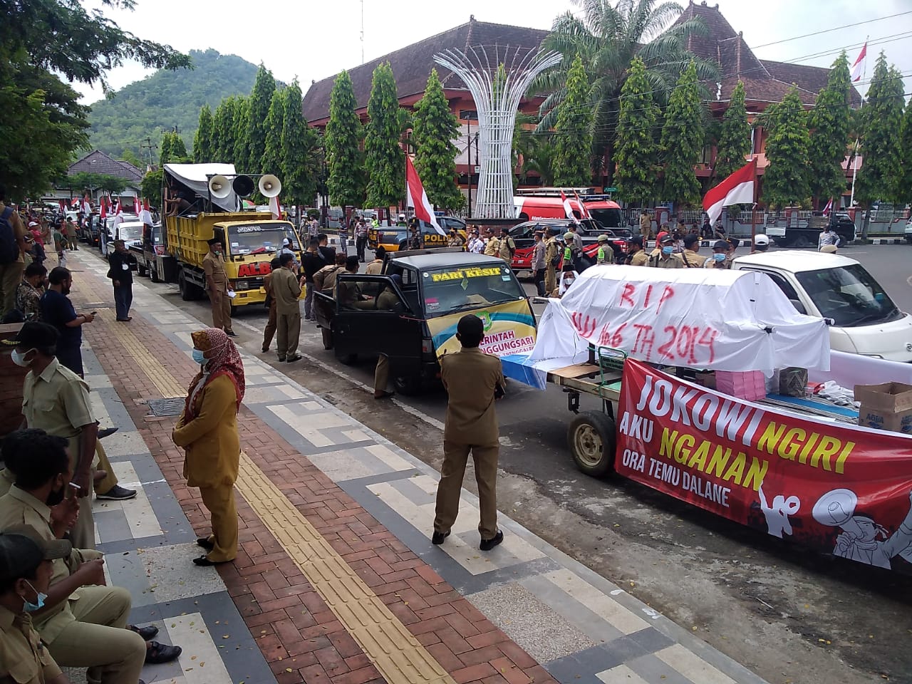 Ribuan Massa Aksi Tolak Perpres 104 Tahun 2021 Duduki Pendapa Trenggalek, Bupati Angkat Suara 3 Kerumunan massa aksi tolak Perpres 104 tahun 2021 di Alun-Alun Trenggalek