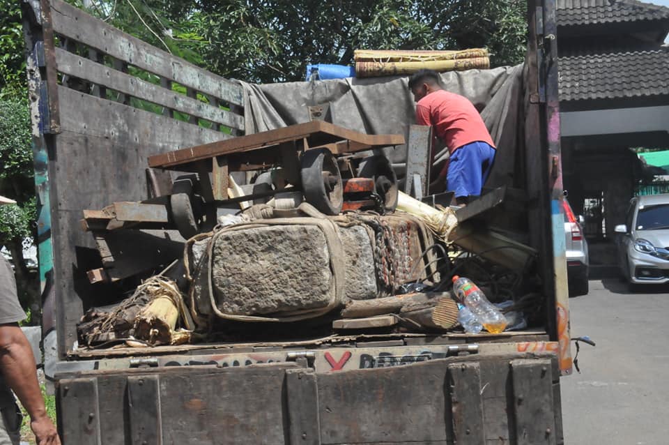 Prasasti Kamulan Balik ke Pangkuan Bumi Menak Sopal Trenggalek 1 Proses pemindahan Prasasti Kamulan dari Tulungagung ke Trenggalek