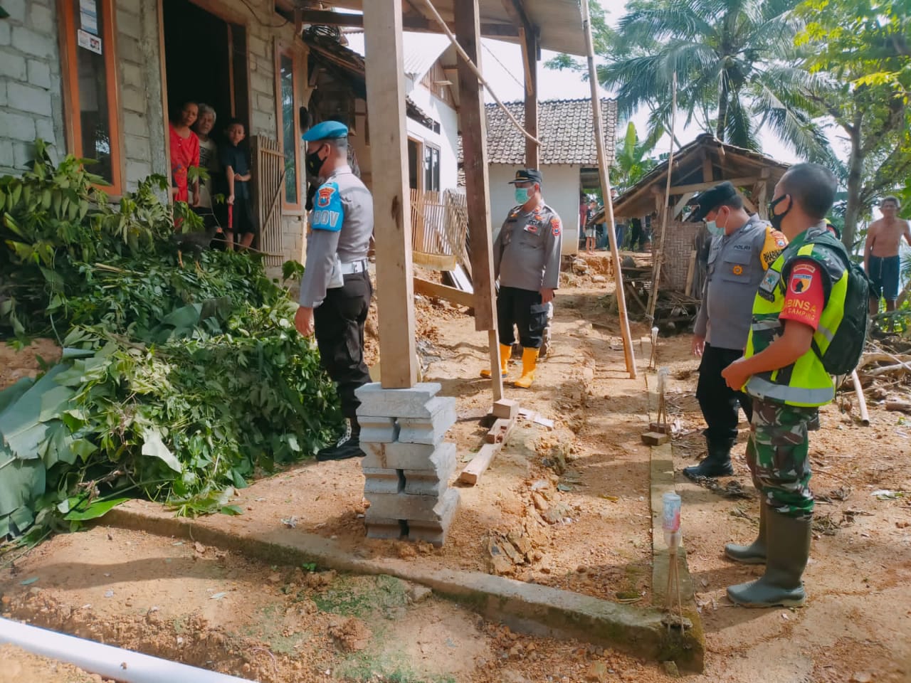 Empat Rumah Rusak Akibat Tanah Gerak di Kecamatan Suruh Trenggalek 2 Akibat tanah gerak, rumah milik warga Desa Gamping, Kecamatan Suruh, Trenggalek, rusak ringan