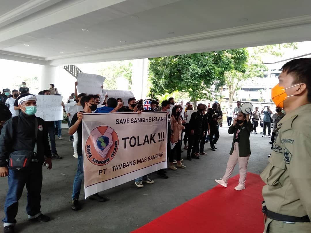 Warga Pulau Sangihe Menggugat Kontrak Karya PT TMS di PTUN Jakarta 2 Aksi tolak PT Tambang Mas Sangihe di Pulau Sangihe di Kantor Gubernur Provinsi Sulawesi Utara