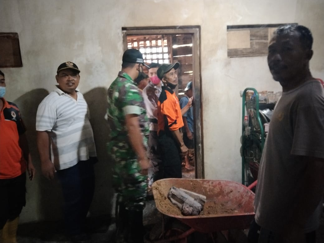 Rumah Warga Kecamatan Kampak Trenggalek Dijebol Material Tanah Longsor 1 BPBD Trenggalek dan masyarakat melakukan giat bersama membersihkan material longsor