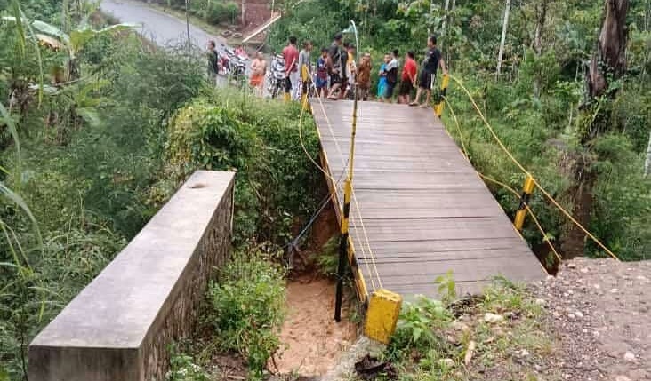 Banjir di Trenggalek Akibatkan Jembatan Penghubung ke Ponorogo Ambrol