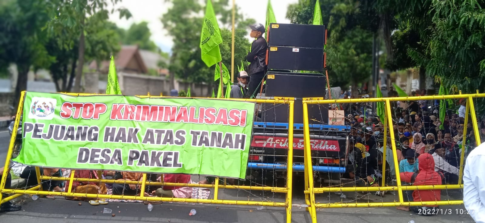 Ratusan Massa Demo Polresta Banyuwangi Tolak Kriminalisasi 13 Warga Pakel 3 Banner aksi ratusan massa warga Pakel di Polresta Banuwangi