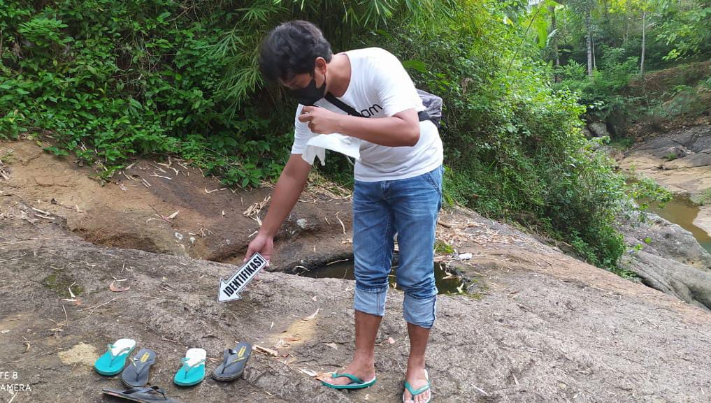 Remaja Tewas saat Mandi di Sungai Kecamatan Panggul Trenggalek 1 Barang bukti berupa sandal korban dan saksi