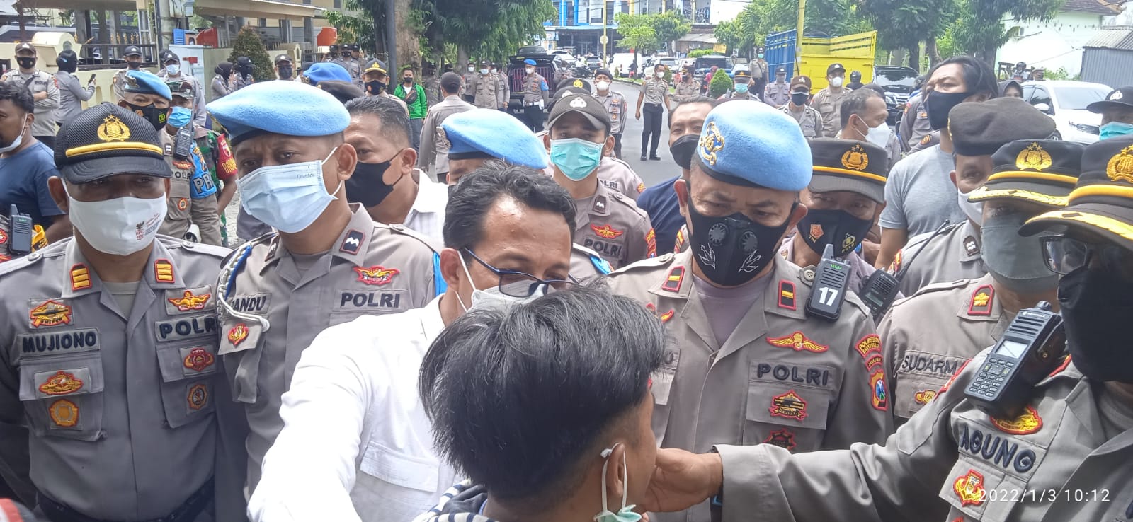Ratusan Massa Demo Polresta Banyuwangi Tolak Kriminalisasi 13 Warga Pakel 2 Personil Polresta Banyuwangi sedang menghadang massa aksi warga Pakel