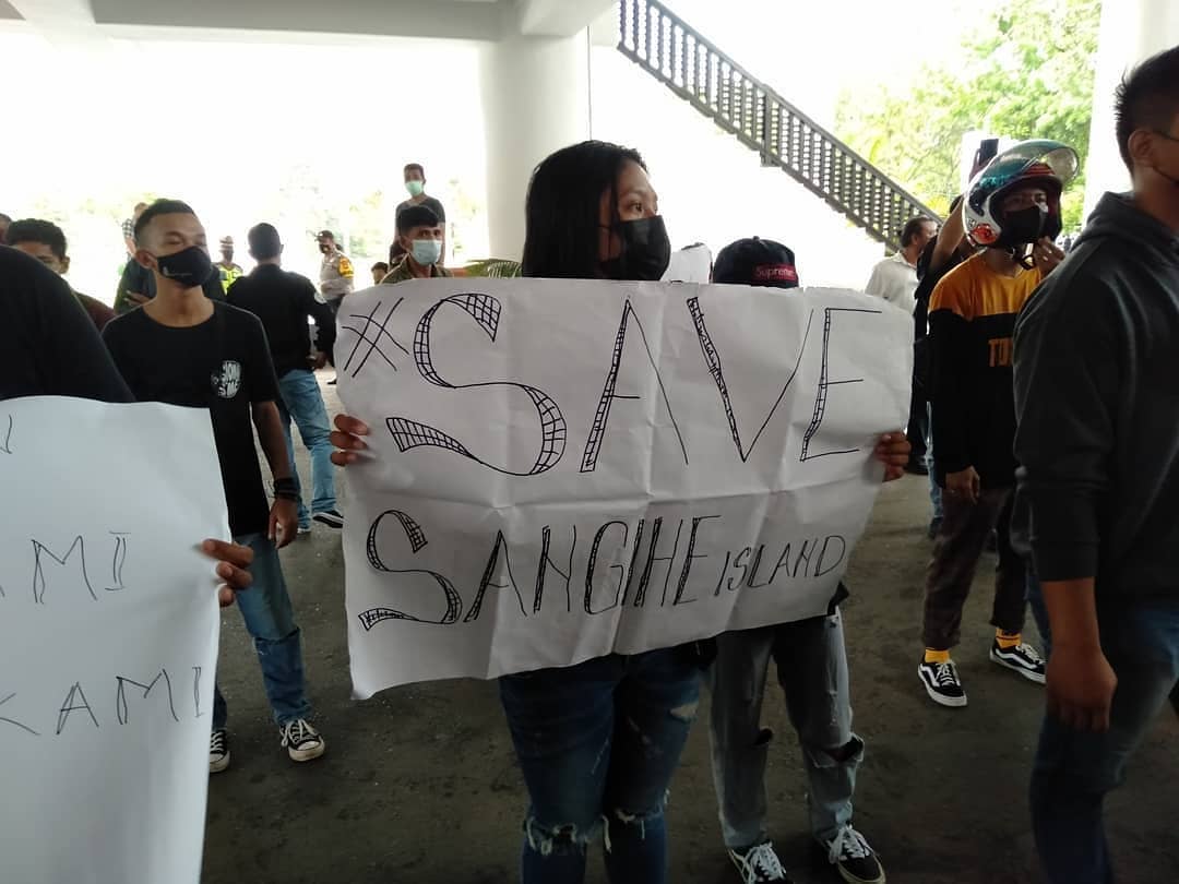 Warga Pulau Sangihe Menggugat Kontrak Karya PT TMS di PTUN Jakarta 1 Poster aksi tolak PT Tambang Mas Sangihe di Pulau Sangihe di Kantor Gubernur Provinsi Sulawesi Utara