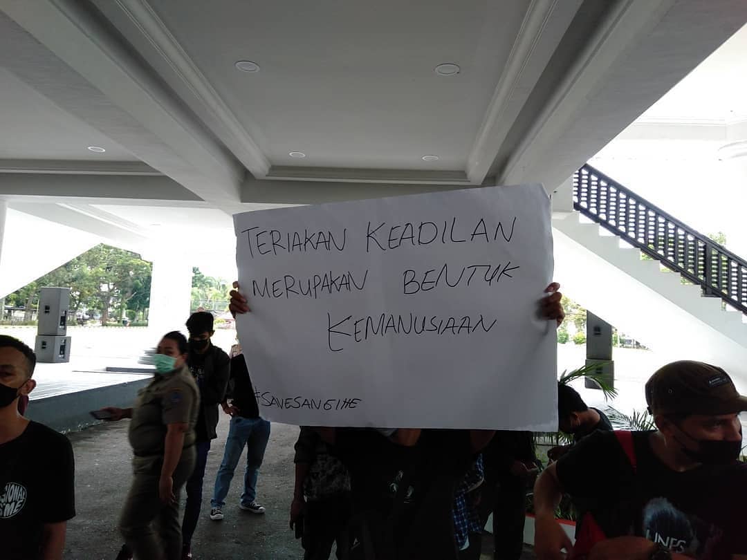 Warga Pulau Sangihe Menggugat Kontrak Karya PT TMS di PTUN Jakarta 3 Poster tolak PT Tambang Mas Sangihe di Pulau Sangihe di Kantor Gubernur Provinsi Sulawesi Utara