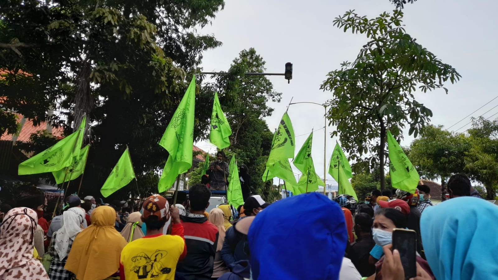 Ratusan Massa Demo Polresta Banyuwangi Tolak Kriminalisasi 13 Warga Pakel
