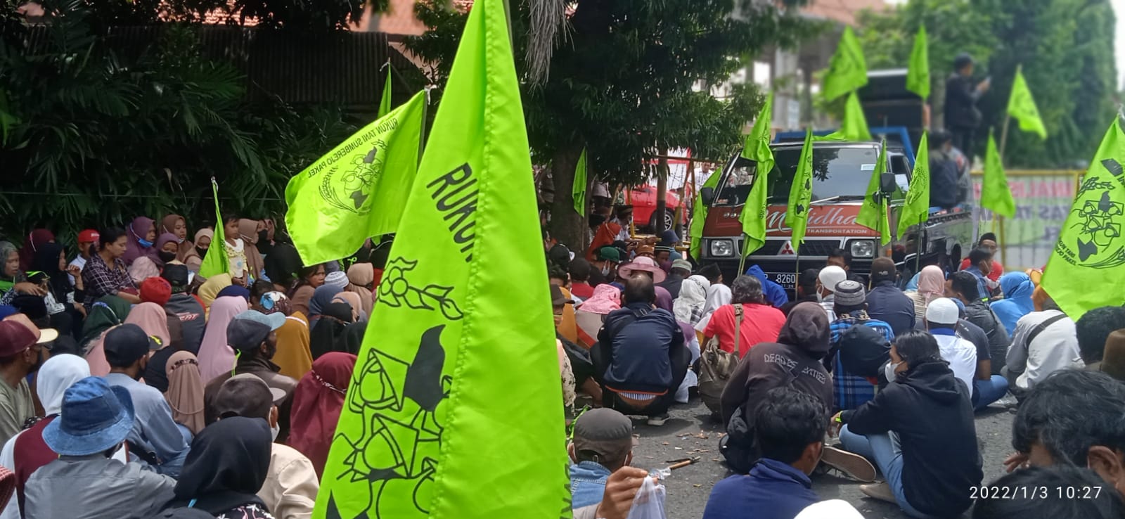 Ratusan Massa Demo Polresta Banyuwangi Tolak Kriminalisasi 13 Warga Pakel 1 Ratusan massa warga Pakel melakukan aksi tolak kriminalisasi di Polresta Banyuwangi