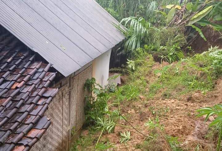 Lima Rumah dan Jalan Penghubung di Kecamatan Pule Trenggalek Tertimpa Tanah Longsor 2 Tanah longsor menimpa rumah warga Desa Pakel, Kecamatan Pule, Trenggalek