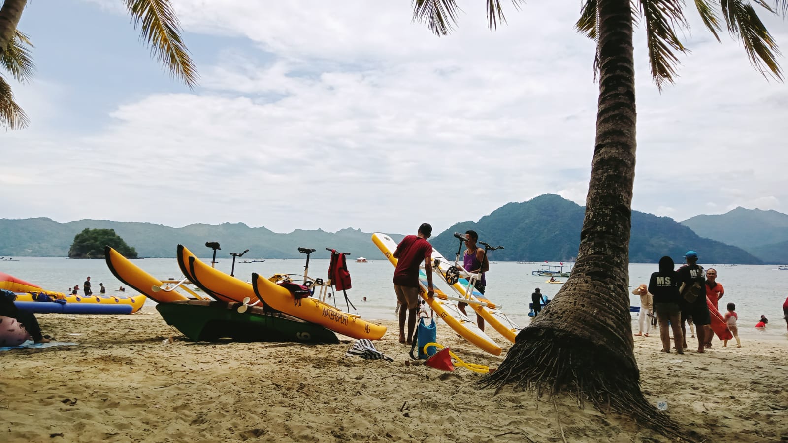 Wisata Pantai Trenggalek Instagramable, Recommended untuk Foto Bersama Pasangan 1 Wahana Sepeda Air di Pantai Mutiara, Trenggalek