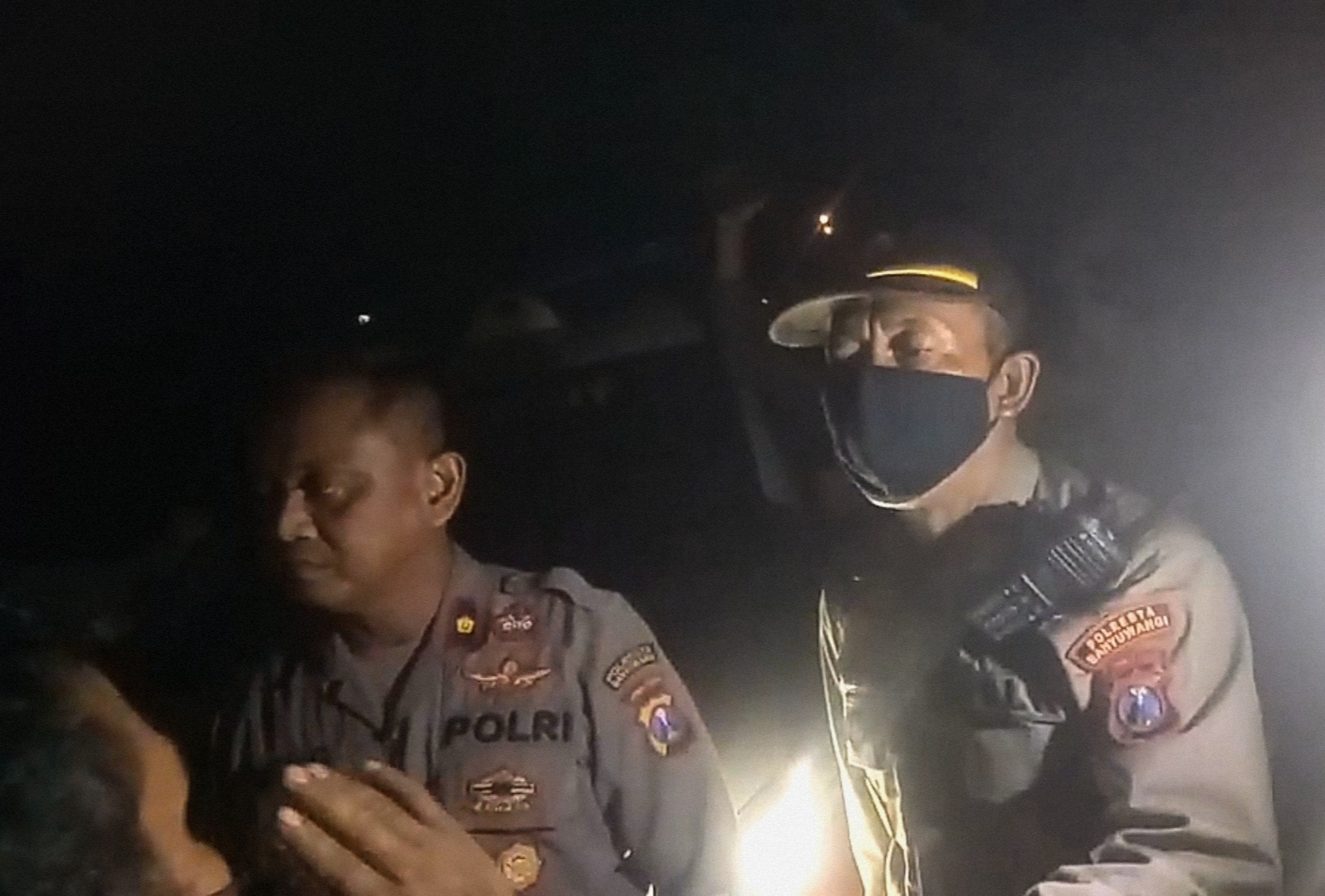 Warga Pakel Banyuwangi Dihajar oleh Puluhan Polisi dan Diancam Ditembak 1 Warga Pakel mencegat polisi yang menangkap dua warga