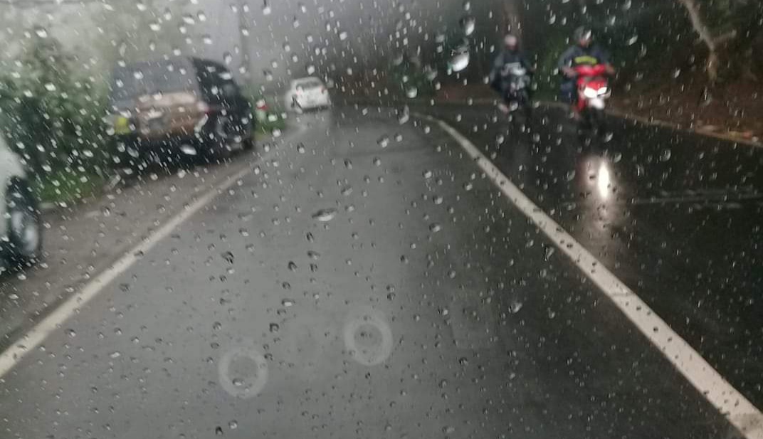 Hujan tampak dari dalam kendaraan roda empat