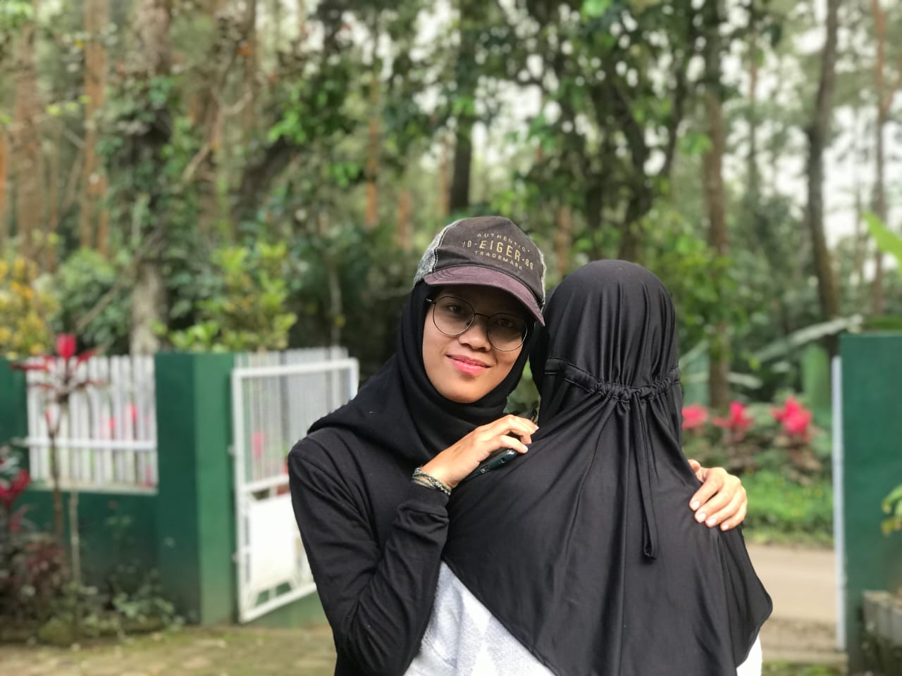 Kisah Alvina, Perempuan Trenggalek Sejak Kecil Merawat Ibu yang Menderita Skizofrenia 3 Alvina tersenyum memeluk Ibunya