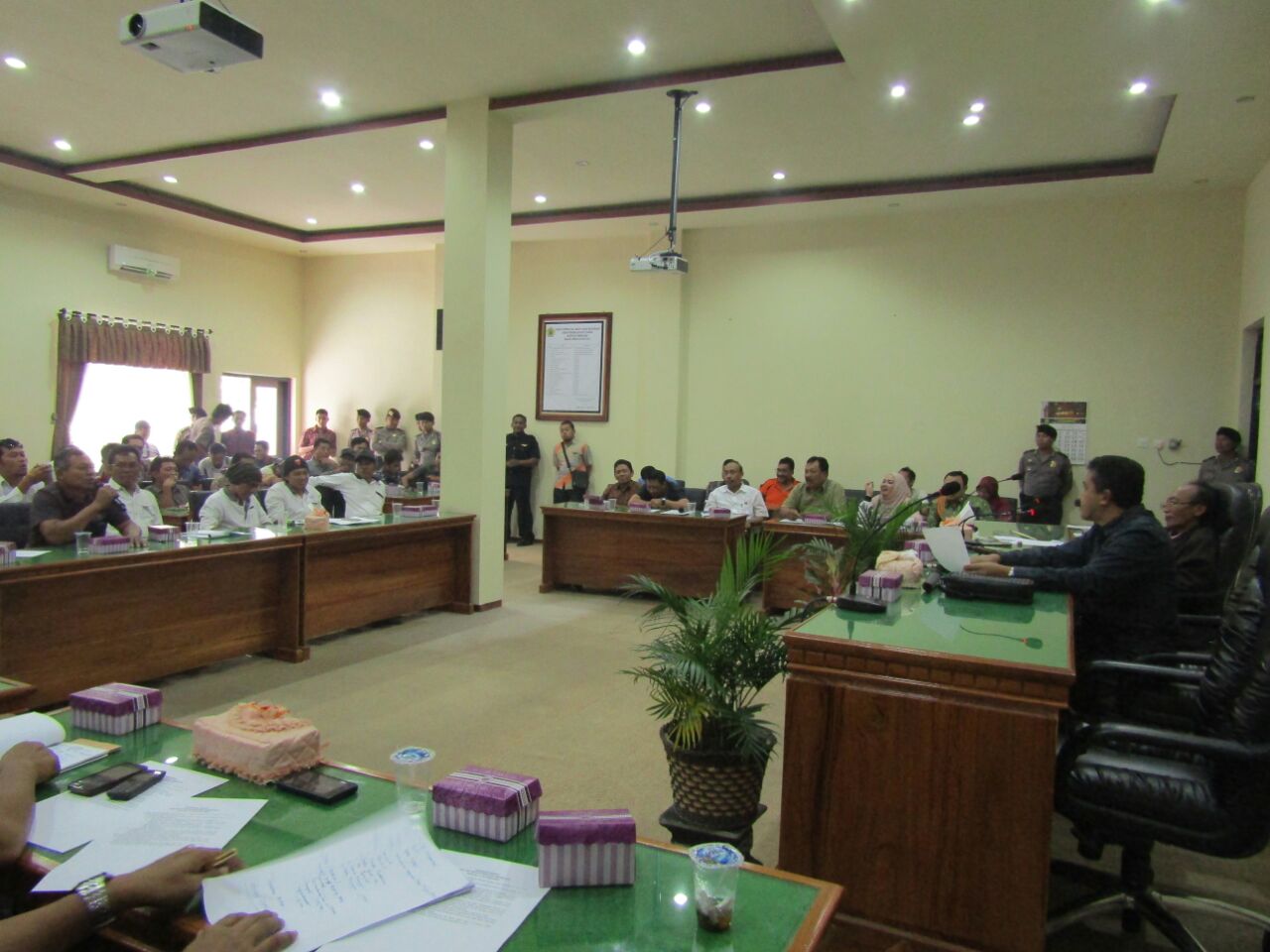 Warga Resah Tambak Udang Terus Bertambah, Bukti Pemkab Trenggalek Tidak Serius Hadapi Perusakan Lingkungan 1 Audiensi warga Munjungan bersama DPRD Trenggalek terkait masalah sampah dan limbah tambak, tahun 2016