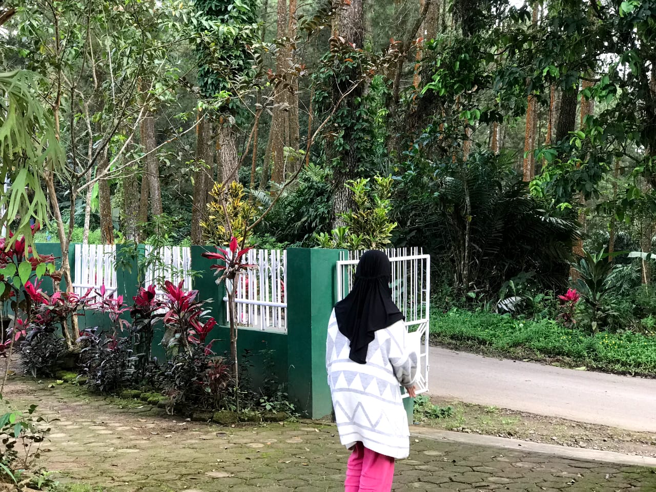 Kisah Alvina, Perempuan Trenggalek Sejak Kecil Merawat Ibu yang Menderita Skizofrenia 1 Ibunya Alvina sedang berolahraga di depan rumah