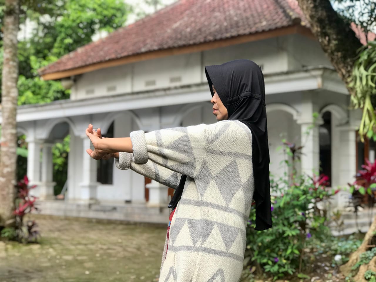 Kisah Alvina, Perempuan Trenggalek Sejak Kecil Merawat Ibu yang Menderita Skizofrenia 2 Ibunya Alvina sedang melakukan peregangan