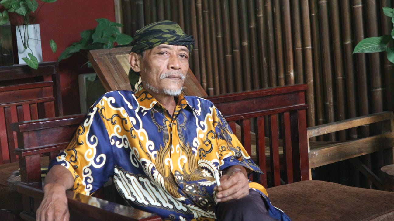Dedikasi Lasimun, Kakek dari Trenggalek Pembuat Batu Nisan Tanpa Biaya 1 Lasimun duduk di kursi kayu