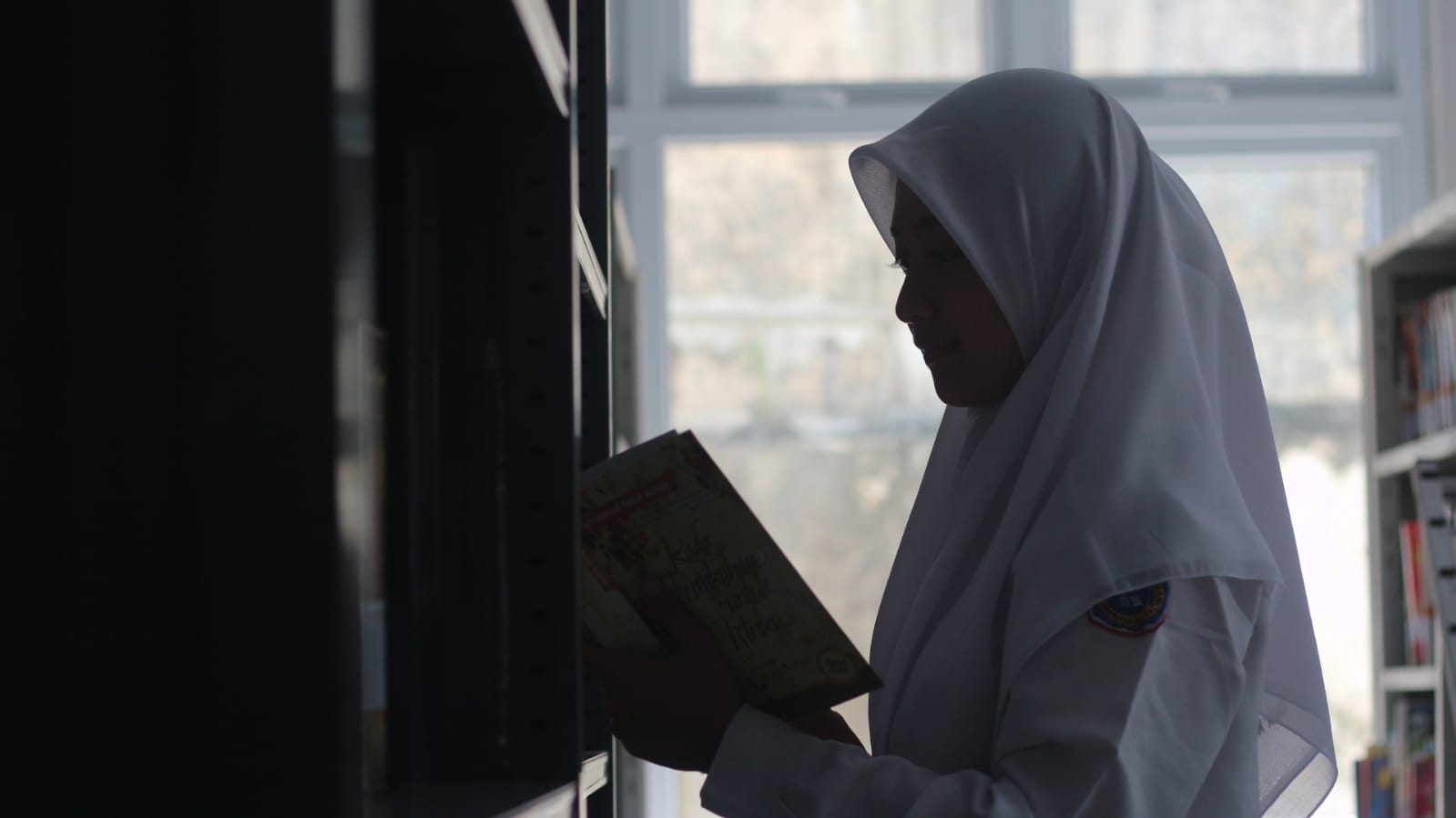 Dua Tahun Terhempas Pandemi Covid-19, Minat Baca Masyarakat Trenggalek Berangsur Turun 1 Pelajar sedang megunjungi Perpustakaan Trenggalek