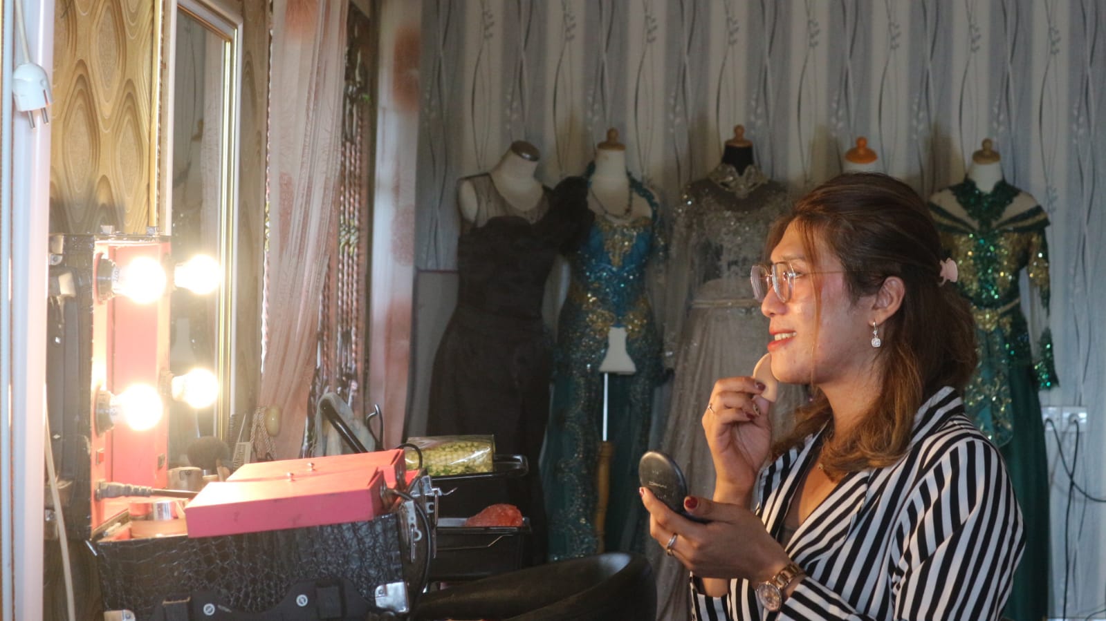 Sisi Lain Celine, Transgender Trenggalek yang Lihai di Dunia Fashion Show 1 Potret Celine yang merias diri di depan cermin