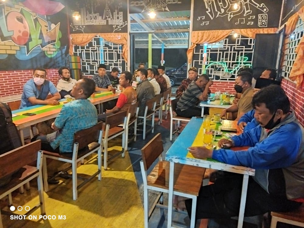 Warga Resah Tambak Udang Terus Bertambah, Bukti Pemkab Trenggalek Tidak Serius Hadapi Perusakan Lingkungan 3 Rapat warga Munjungan bersama Muspika dan para petambak terkait masalah limbah tambak udang, tahun 2021