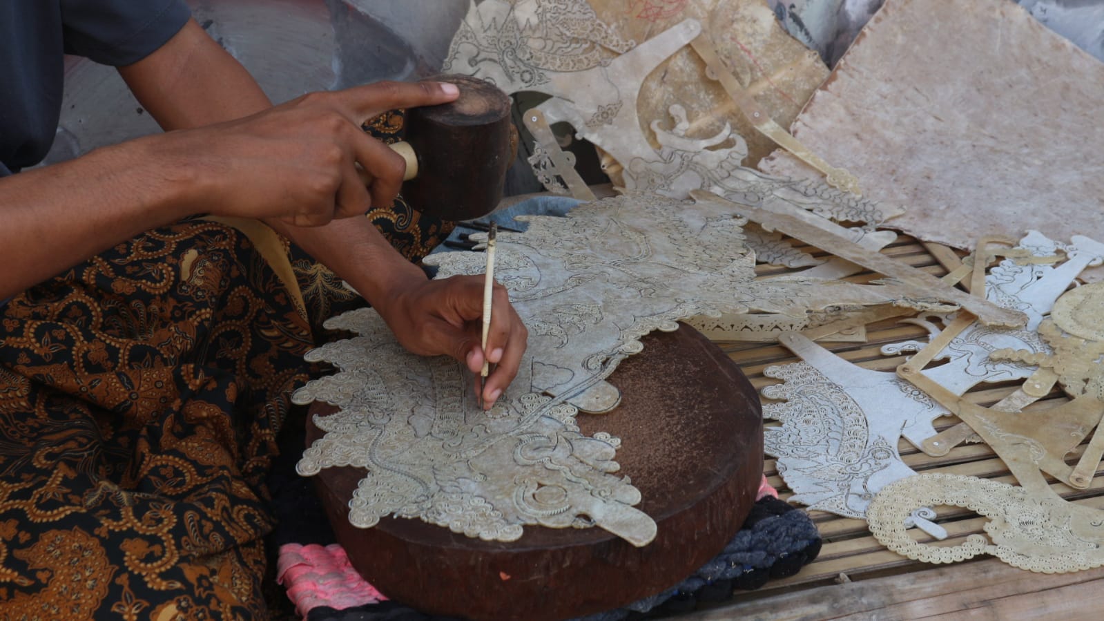 Mengulik Pahatan Wayang Kulit Pemuda Trenggalek 1 Anom sedang melakukan proses pemahatan wayang