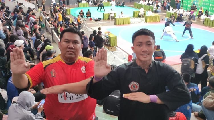 Tak Pernah Kalah di Ring Silat, Tapak Suci Trenggalek Sumbang Medali Emas Porprov Jatim 1 Atlet silat Trenggalek berfoto saat di lomba Porprov Jatim