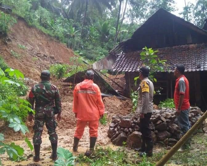 Dapur Rumah Warga Munjungan Trenggalek Jebol Akibat Tanah Longsor 1 BPBD Trenggalek dan pihak terkait cek lokasi tanah longsor