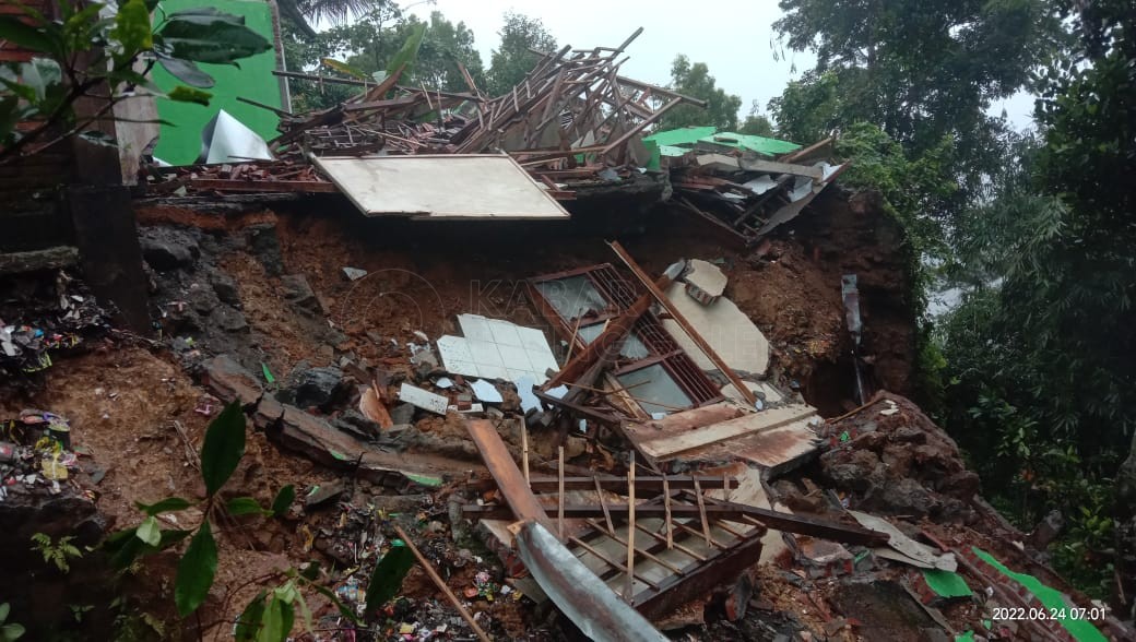 Bangunan sekolah yang ambruk di SD-SMP Satu Atap Kecamatan Kampak