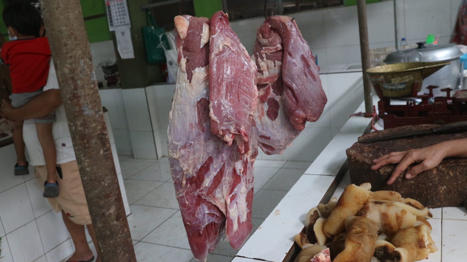 Jelang Hari Raya Idul Adha, Harga Daging Sapi di Trenggalek Alot 1 Daging sapi segar di Pasar Basah Trenggalek