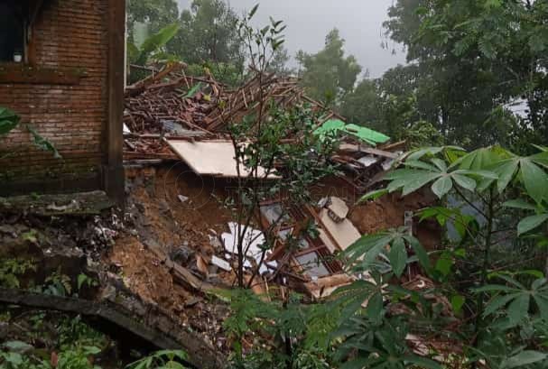 Tanah Longsor, Bangunan Sekolah di Trenggalek Roboh 1 Dari jauh, ruangan sekolah di Trenggalek roboh