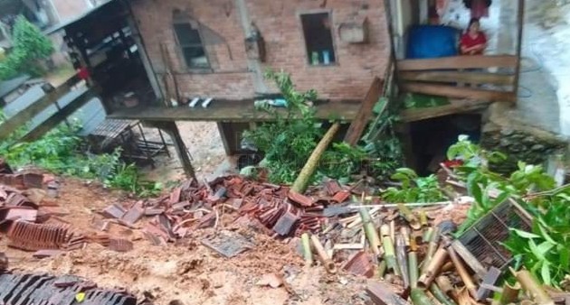 Hujan Deras Sehari, Lima Rumah Warga Munjungan Tertimpa Tanah Longsor 2 Dinding rumah Isnadi tertimpa tanah longsor