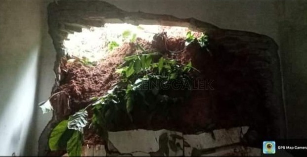Hujan Deras Sehari, Lima Rumah Warga Munjungan Tertimpa Tanah Longsor 1 Dinding rumah Sukatmo jebol akibat tanah longsor